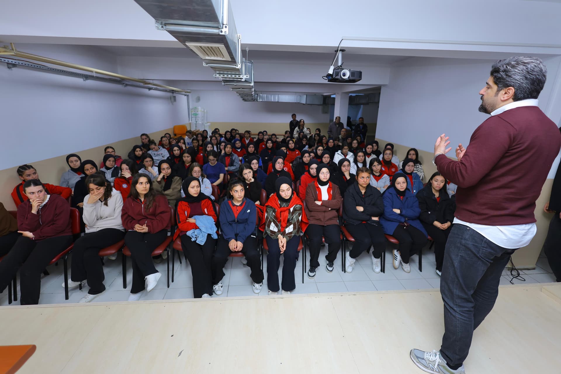 BÜYÜKŞEHİR 30 BİNİ AŞKIN GENCE IŞIK OLDU - Görsel 5