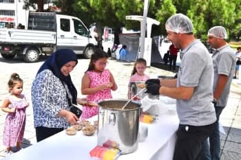 Büyükşehir’den aşure ikramı - Görsel 1