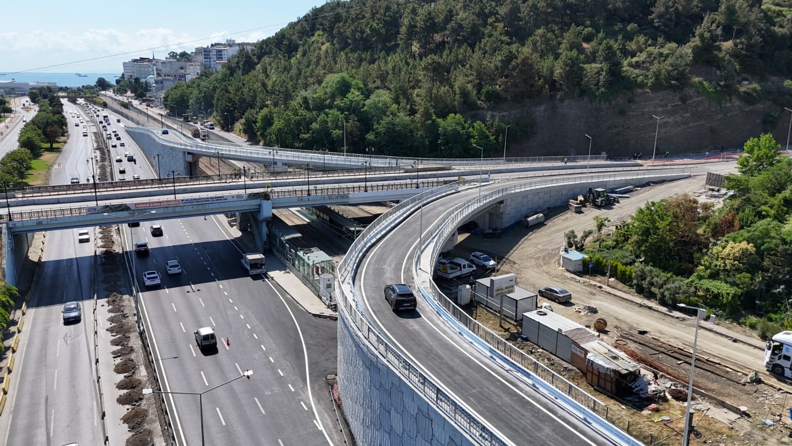  İKİ ÖNEMLİ BAĞLANTI YOLU TRAFİĞE AÇILDI - Görsel 1
