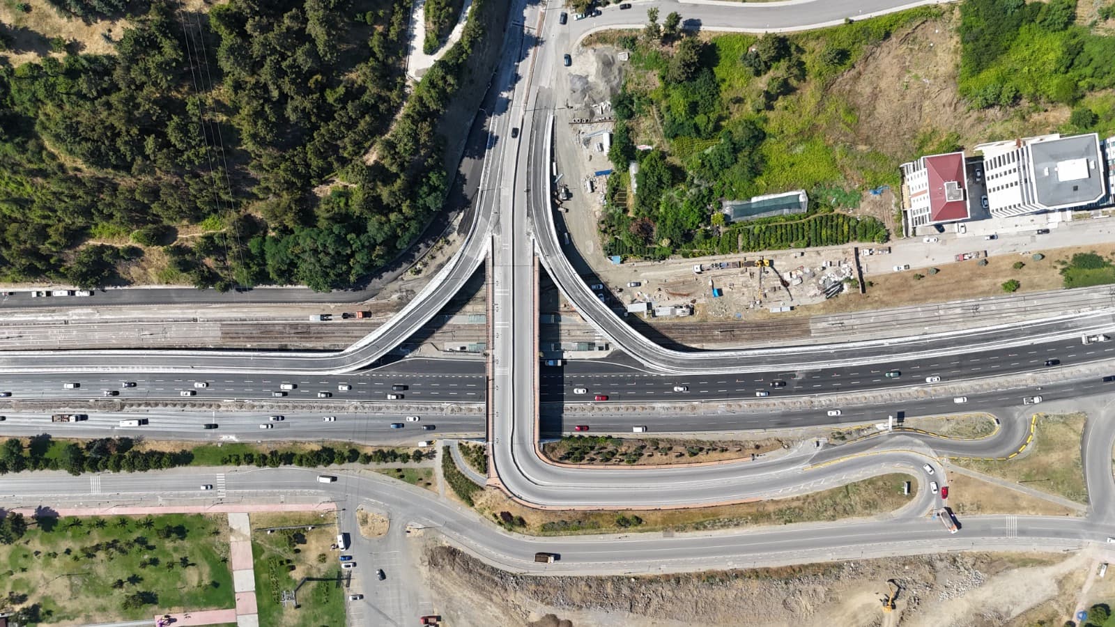  İKİ ÖNEMLİ BAĞLANTI YOLU TRAFİĞE AÇILDI - Görsel 2