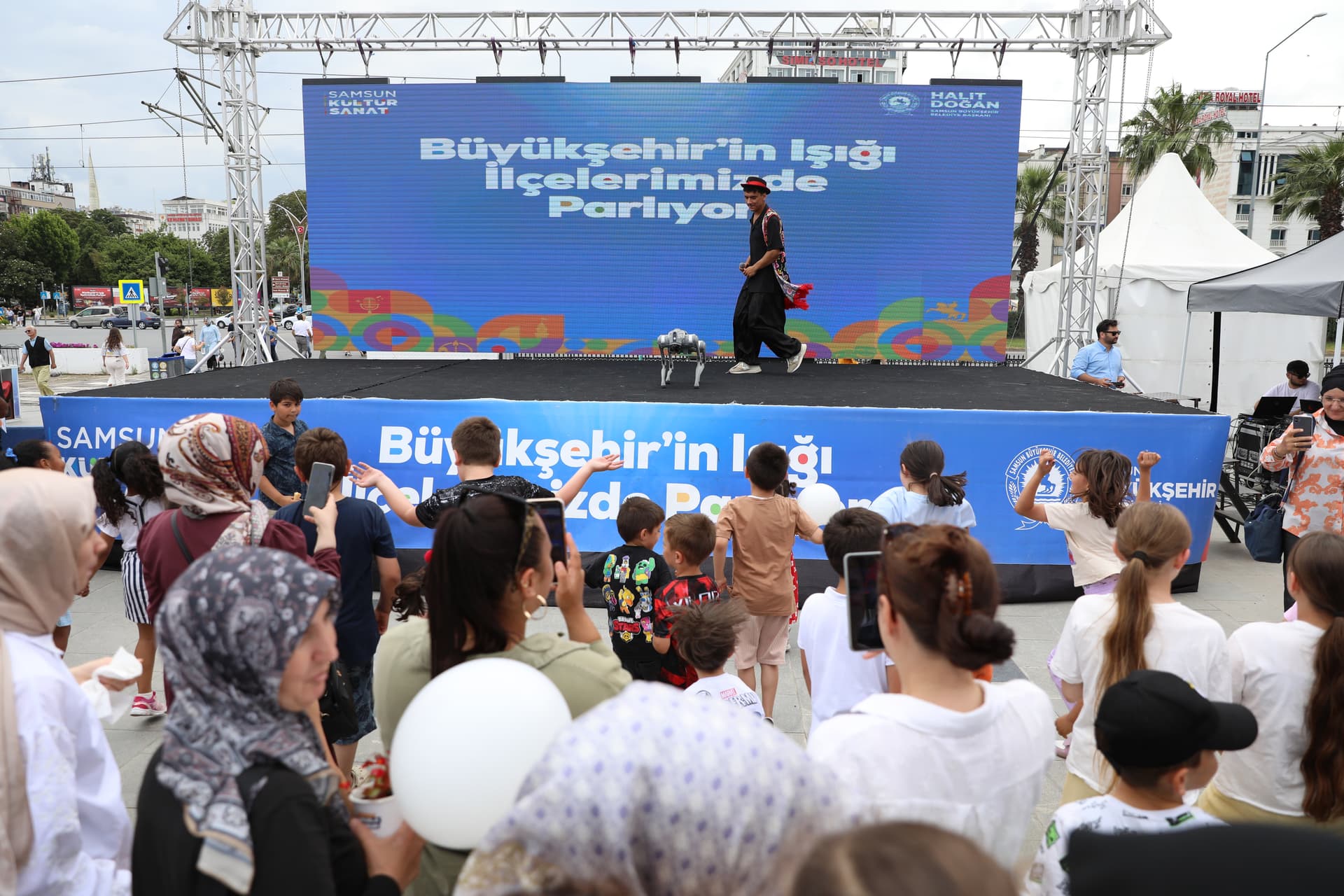BÜYÜKŞEHİR'İN IŞIĞI İLÇELERDE PARLIYOR PROGRAMI İSTİKLAL MEYDANI'NDAKİ PROGRAMLA SONA ERDİ