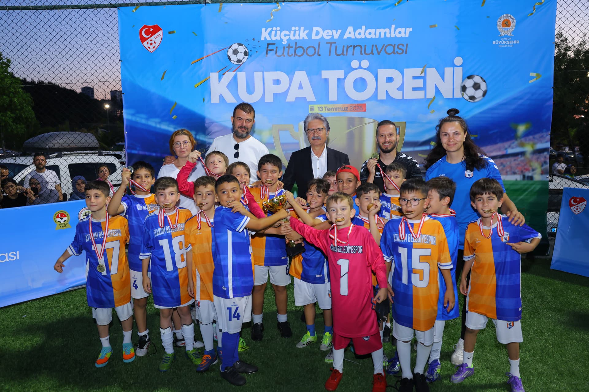 “KÜÇÜK DEV ADAMLAR FUTBOL TURNUVASI” KUPA TÖRENİYLE SONA ERDİ