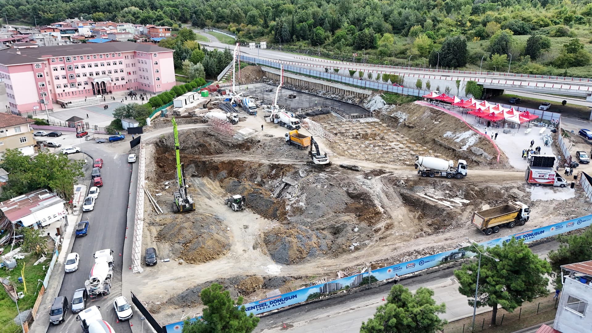 KENTSEL DÖNÜŞÜM 1. ETAPTA İLK KAZMA VURULDU.YENİ KONUT VE İŞ YERLERİNİN İNŞASI BAŞLADI