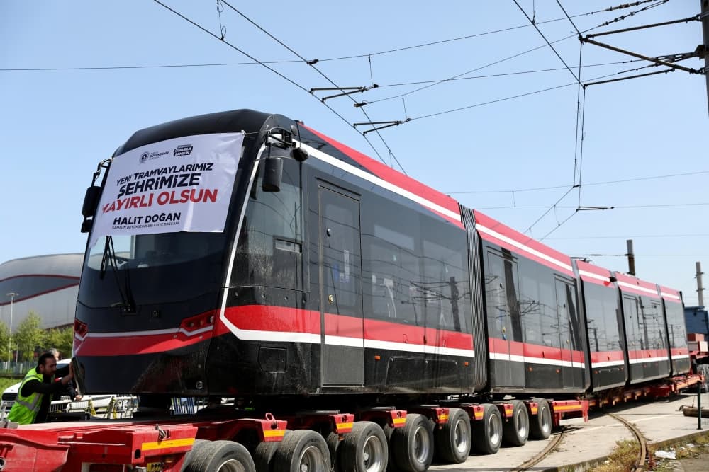 12 YENİ TRAMVAYDAN İLKİ SAMSUN’A GETİRİLDİ