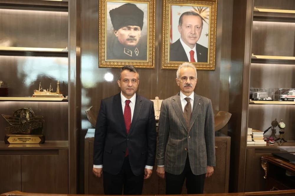 BAŞKAN DOĞAN BAKAN URALOĞLU'NU AĞIRLADI