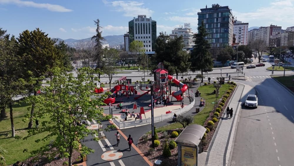 GENÇLİK PARKI YENİ YÜZÜYLE GÖZ KAMAŞTIRIYOR