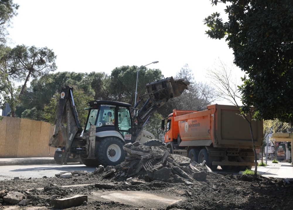 İSTİKLAL CADDESİ’NDE ASFALT VE KALDIRIM ÇALIŞMALARINA BAŞLANDI