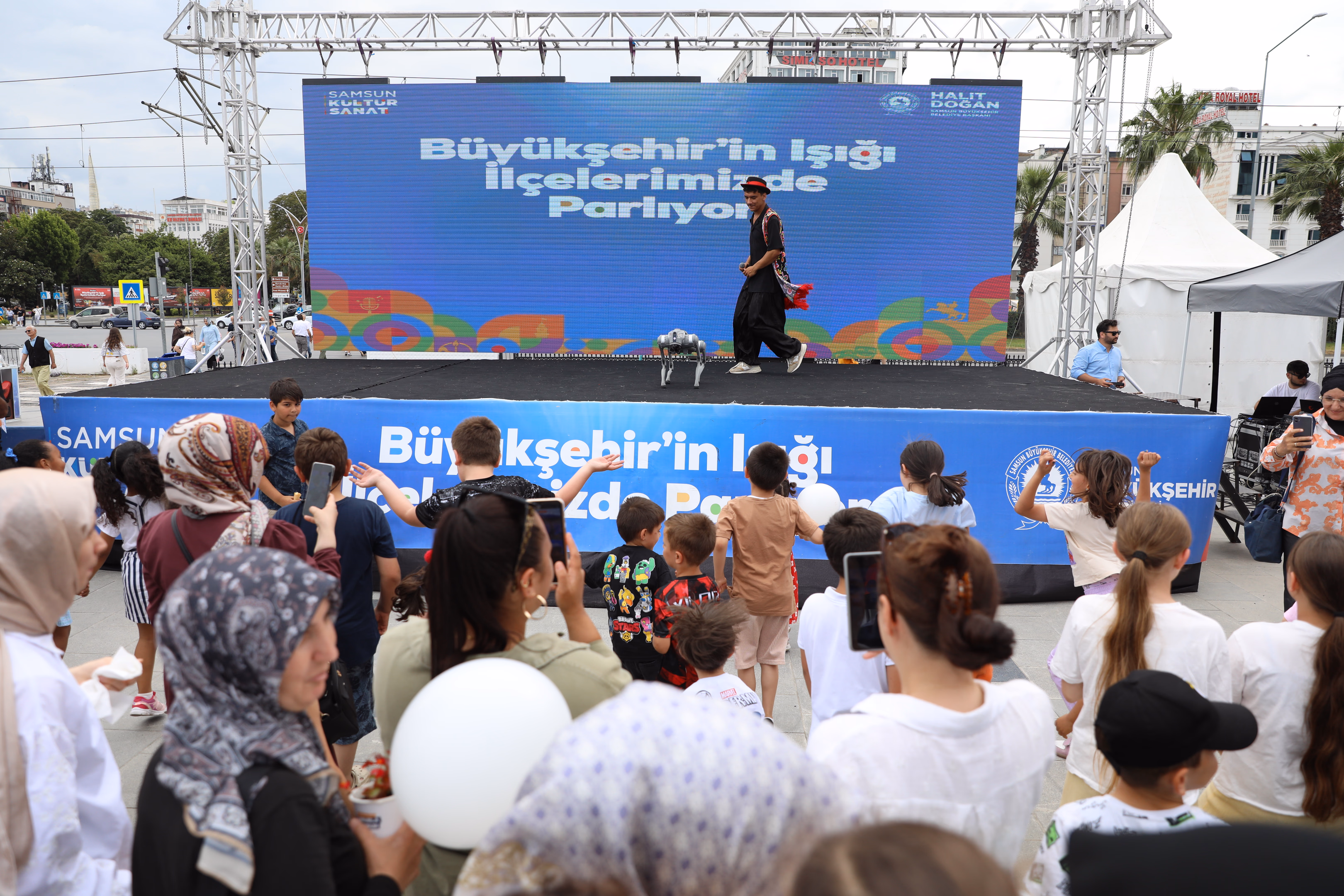 BÜYÜKŞEHİR'İN IŞIĞI İLÇELERDE PARLIYOR PROGRAMI İSTİKLAL MEYDANI'NDAKİ PROGRAMLA SONA ERDİ