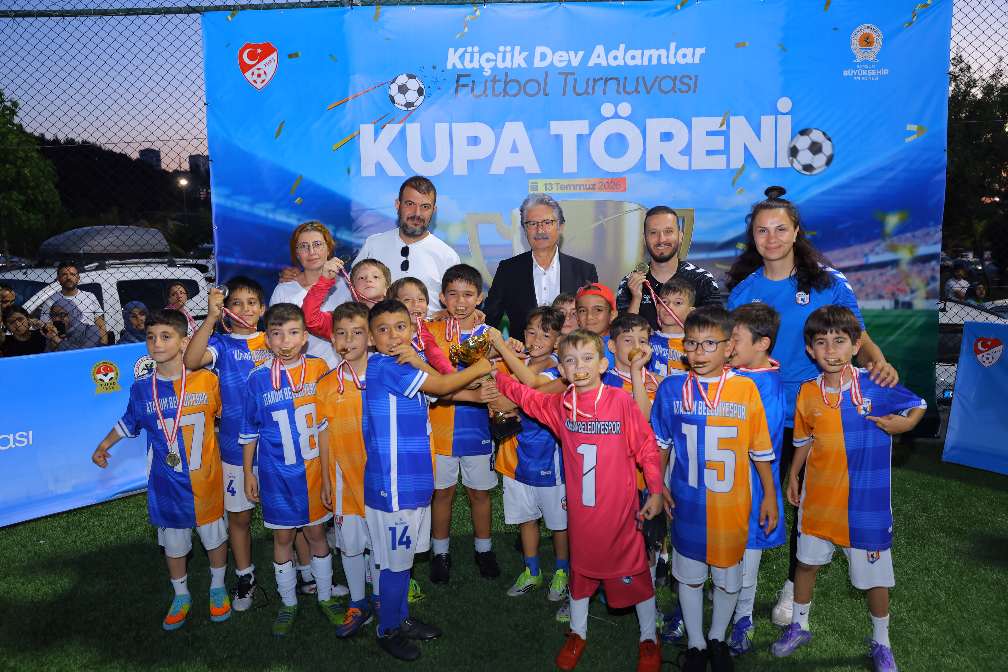 “KÜÇÜK DEV ADAMLAR FUTBOL TURNUVASI” KUPA TÖRENİYLE SONA ERDİ