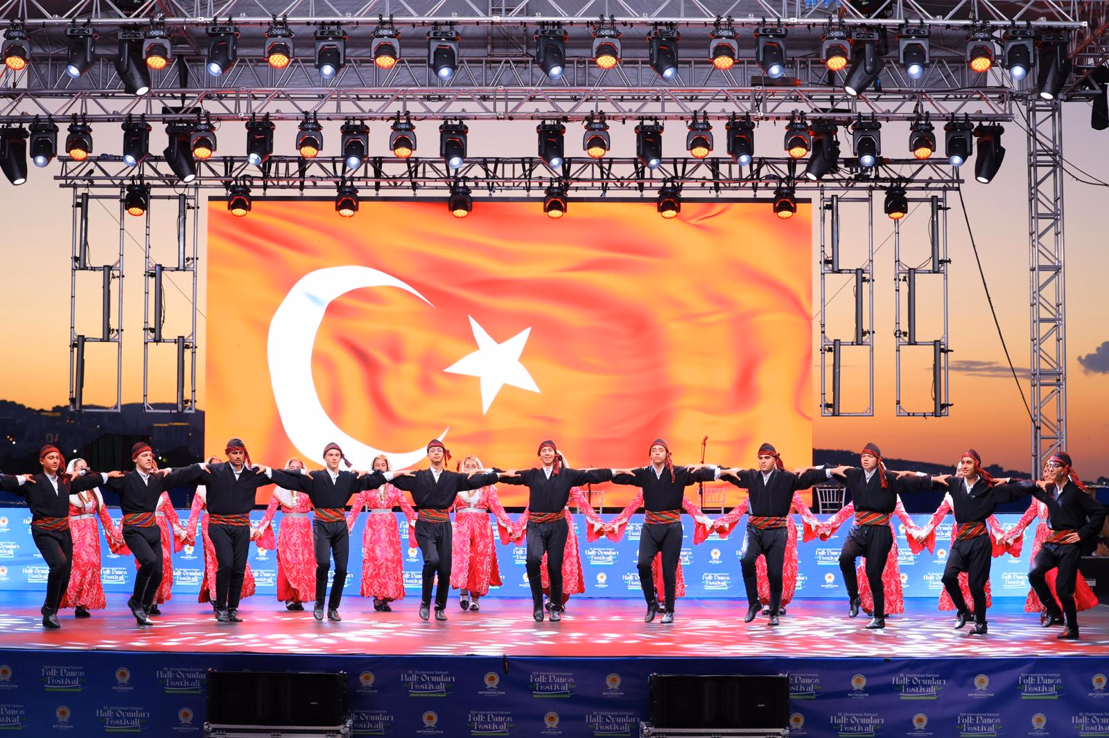 36. ULUSLARARASI SAMSUN HALK OYUNLARI FESTİVALİ SONA ERDİ - Görsel 1