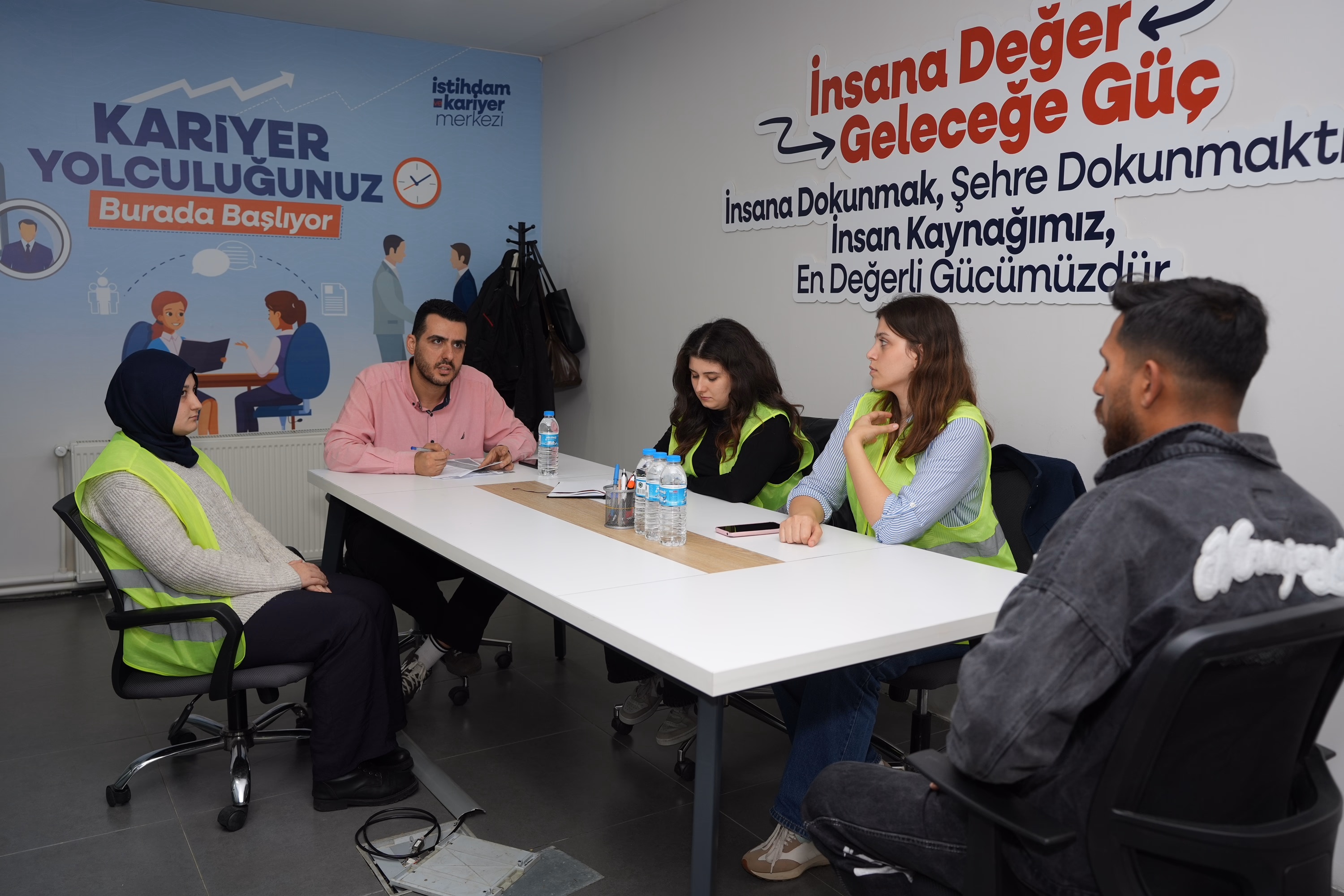 BÜYÜKŞEHİR İSTİHDAM VE KARİYER MERKEZİ İLE VATANDAŞLARIN KARİYER YOLCULUĞUNU DESTEKLİYOR