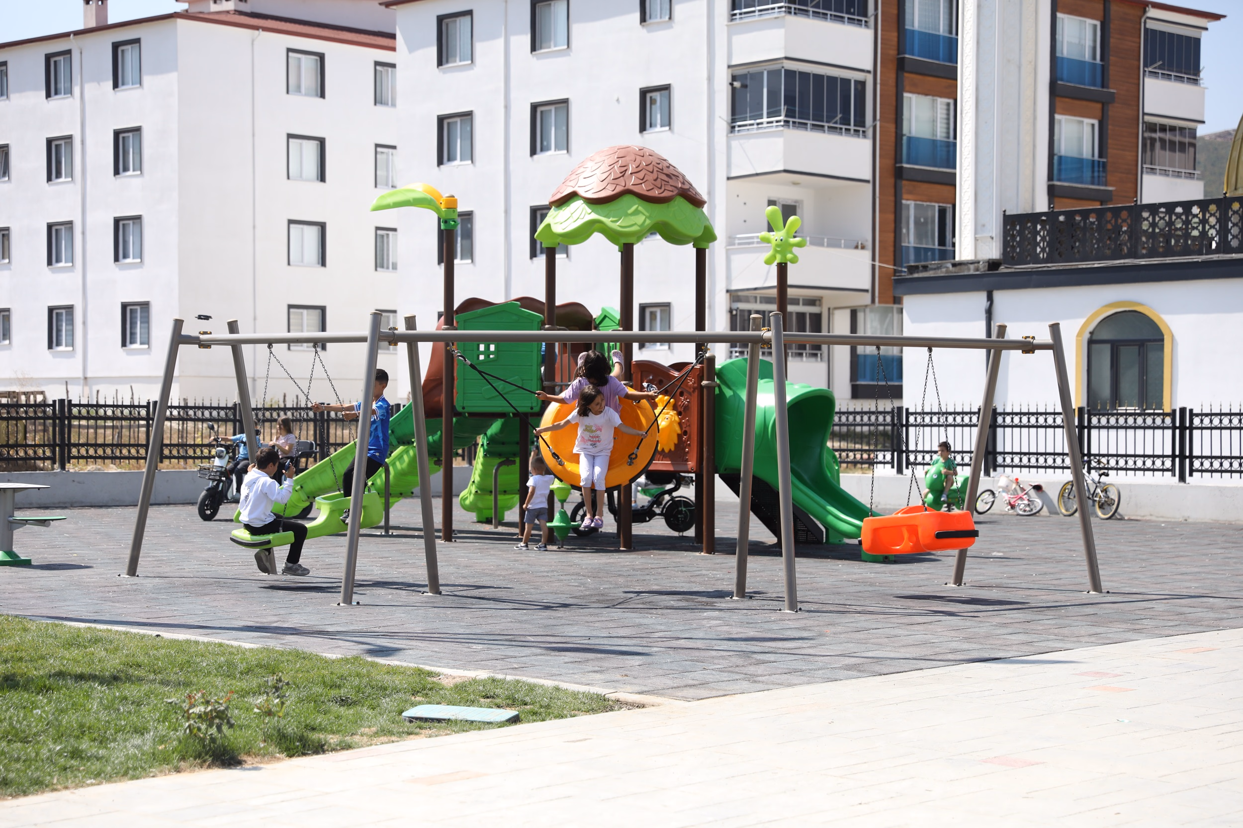 BÜYÜKŞEHİR’DEN İLÇELERE YEŞİL YATIRIM: YENİ PARKLAR VATANDAŞLARLA BULUŞUYOR - Görsel 1