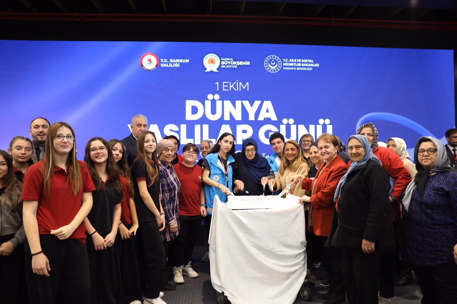 DÜNYA YAŞLILAR GÜNÜ’NDE ANLAMLI PROGRAM