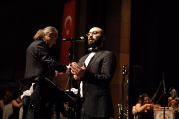 İLK KONSERİNDE MÜZİKSEVERLERDEN TAM NOT ALDI - Görsel 1
