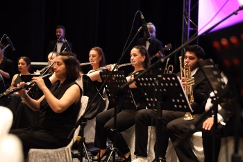 İLK KONSERİNDE MÜZİKSEVERLERDEN TAM NOT ALDI - Görsel 4