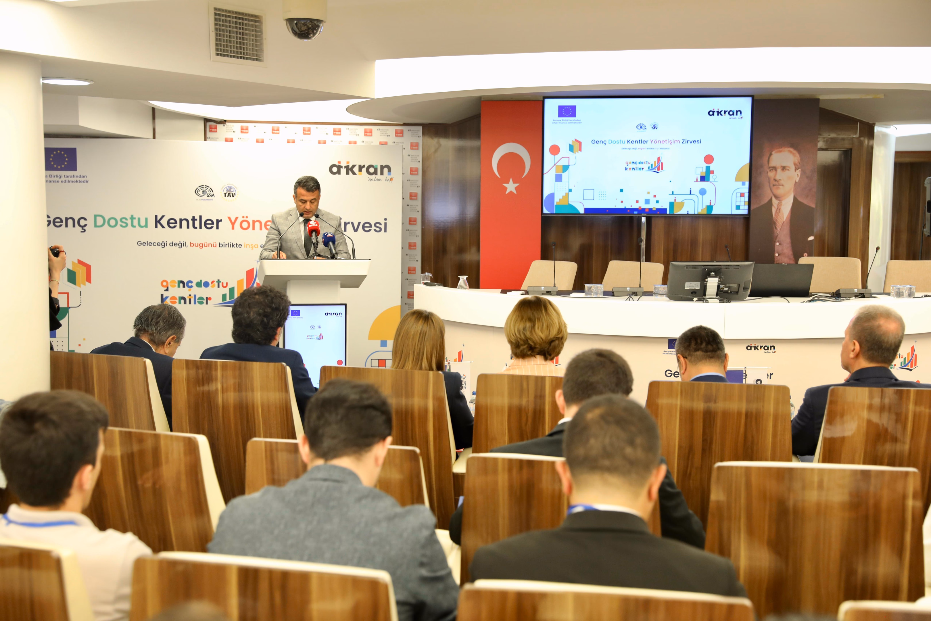 “GENÇ DOSTU KENT” ÖDÜLÜ: BAŞKAN DOĞAN’A ÖDÜL ZİRVEDE TAKDİM EDİLDİ - Görsel 4