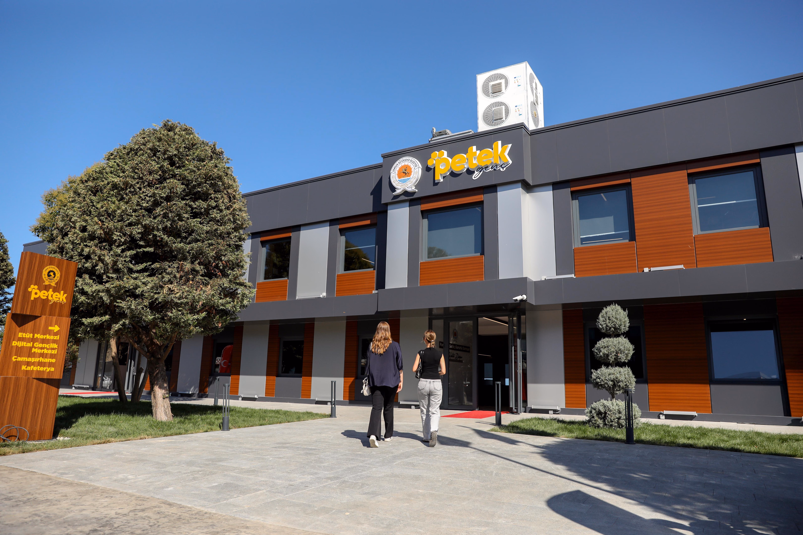 GENÇLERİN GÖZDE MEKANI PETEK GENÇ BİR YILINI GERİDE BIRAKTI BİR YILDA 176 BİN 27 KİŞİYE HİZMET VERDİ