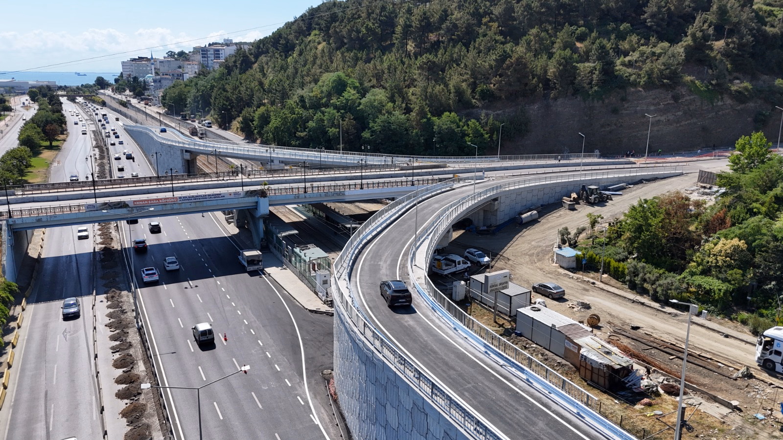  İKİ ÖNEMLİ BAĞLANTI YOLU TRAFİĞE AÇILDI - Görsel 1