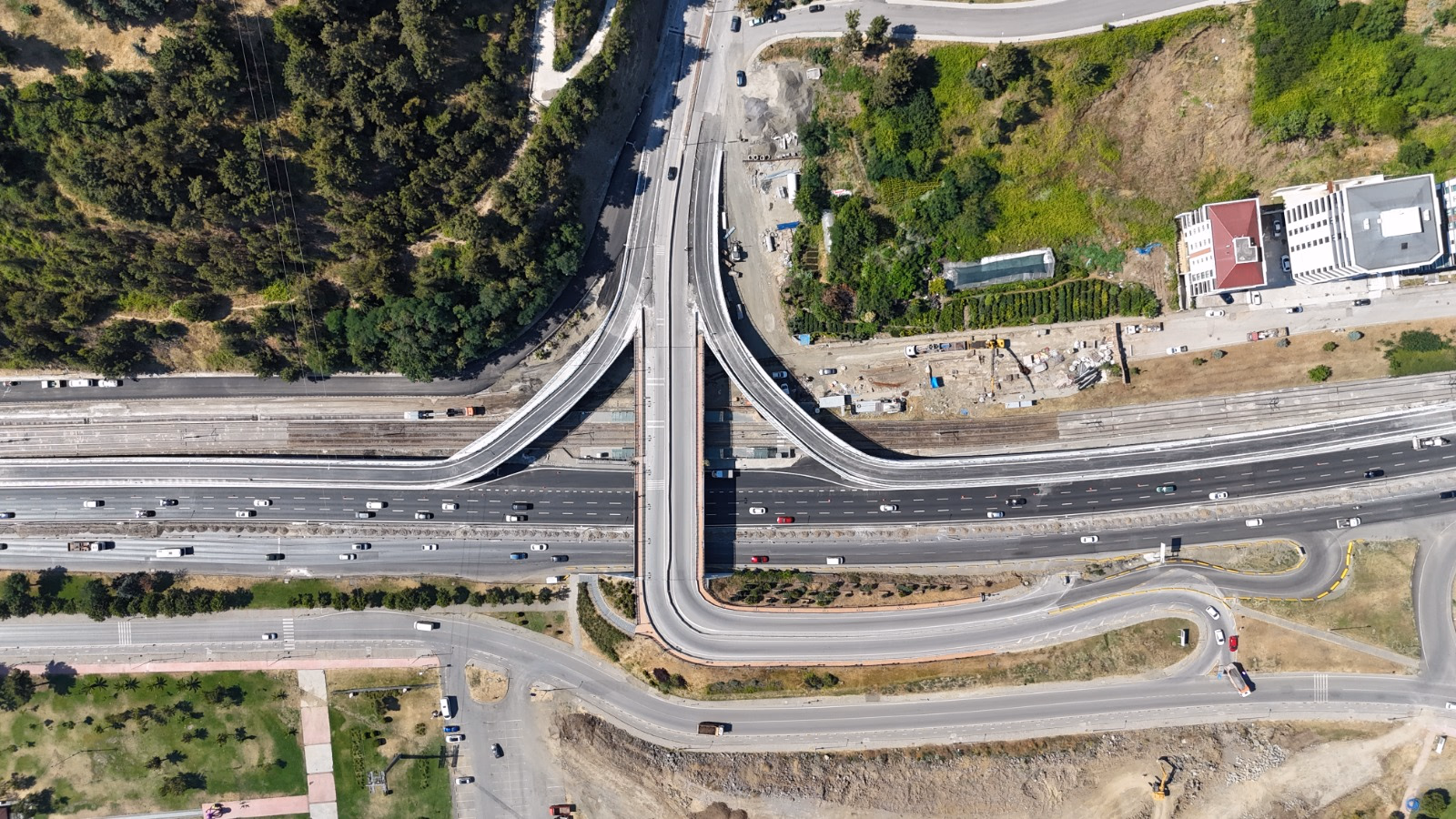  İKİ ÖNEMLİ BAĞLANTI YOLU TRAFİĞE AÇILDI - Görsel 2
