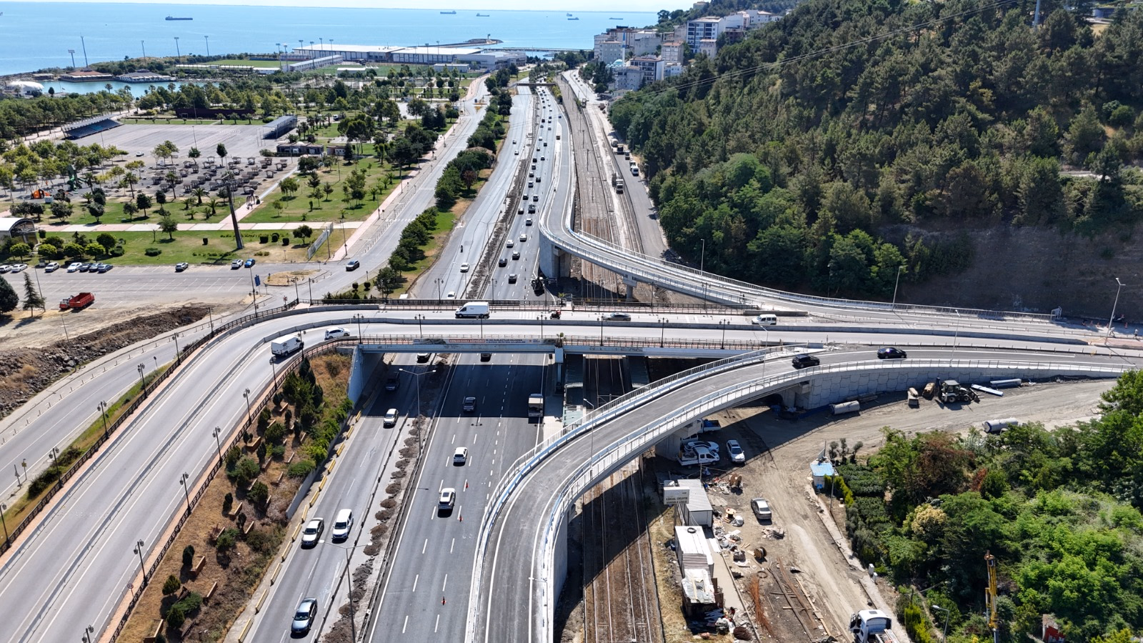  İKİ ÖNEMLİ BAĞLANTI YOLU TRAFİĞE AÇILDI