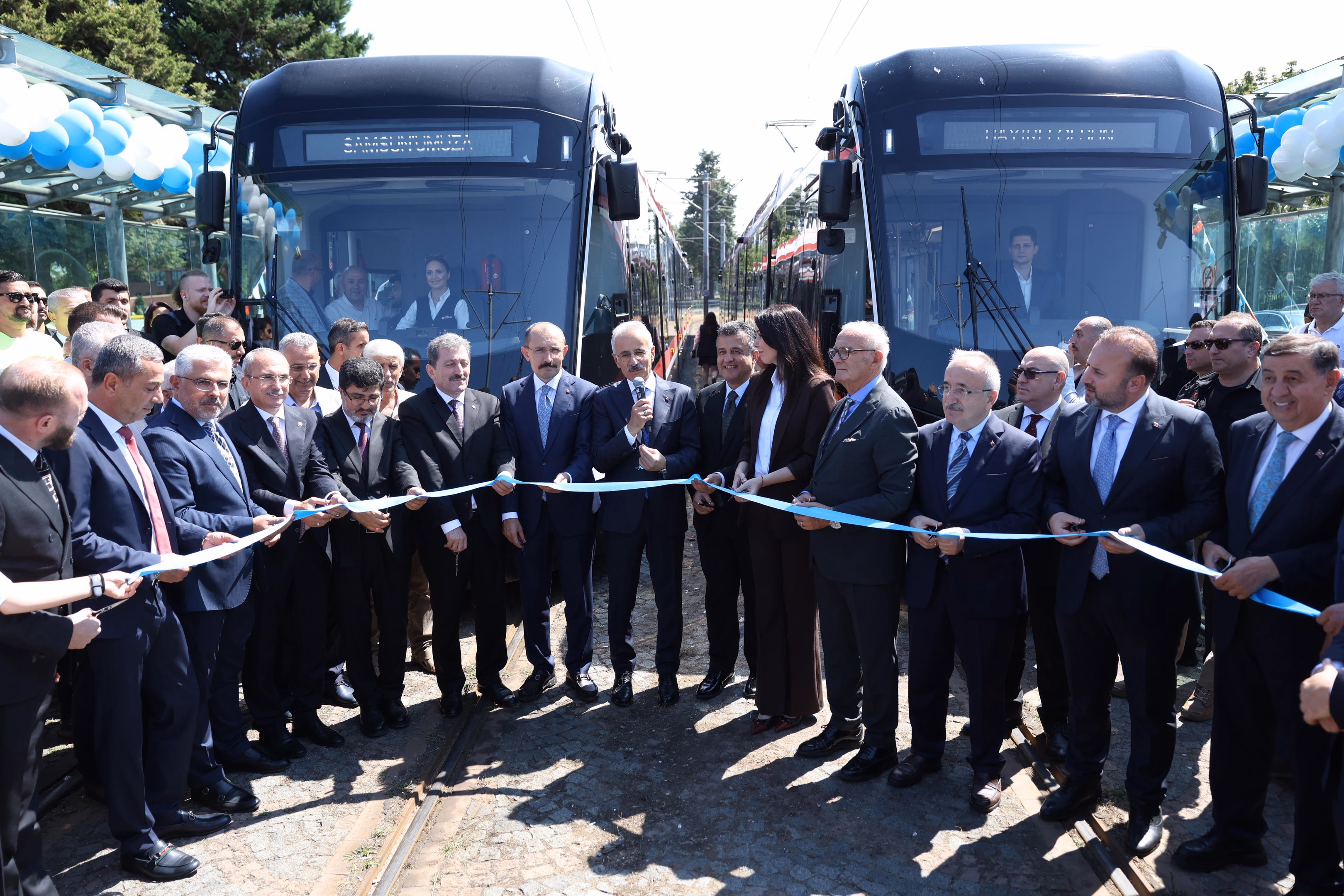 YOLCU TAŞIMAYA BAŞLAYAN YENİ TRAMVAYLAR GÖZ DOLDURDU