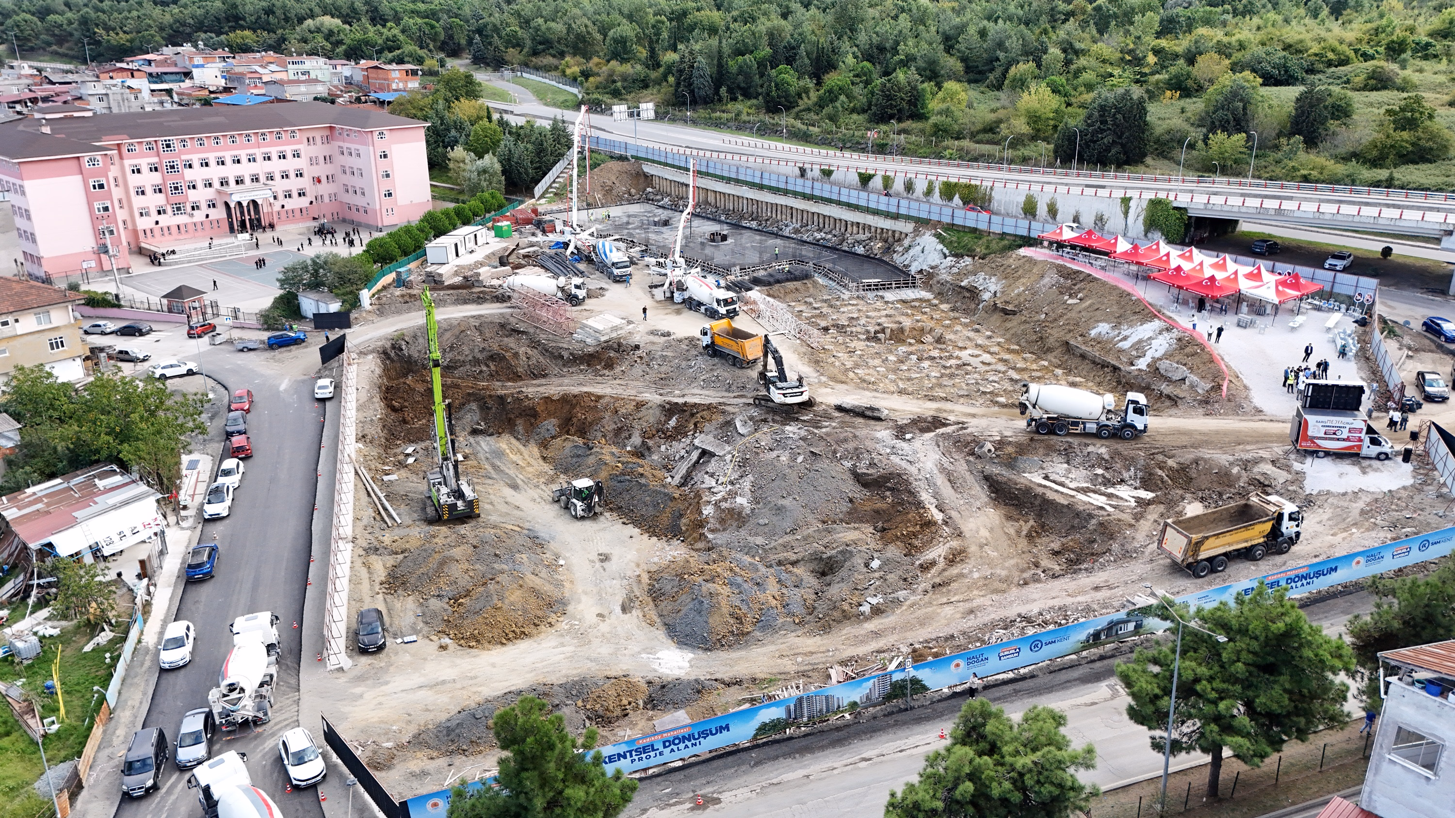 KENTSEL DÖNÜŞÜM 1. ETAPTA İLK KAZMA VURULDU.YENİ KONUT VE İŞ YERLERİNİN İNŞASI BAŞLADI