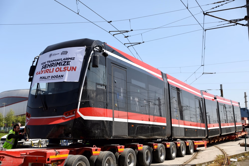 12 YENİ TRAMVAYDAN İLKİ SAMSUN’A GETİRİLDİ
