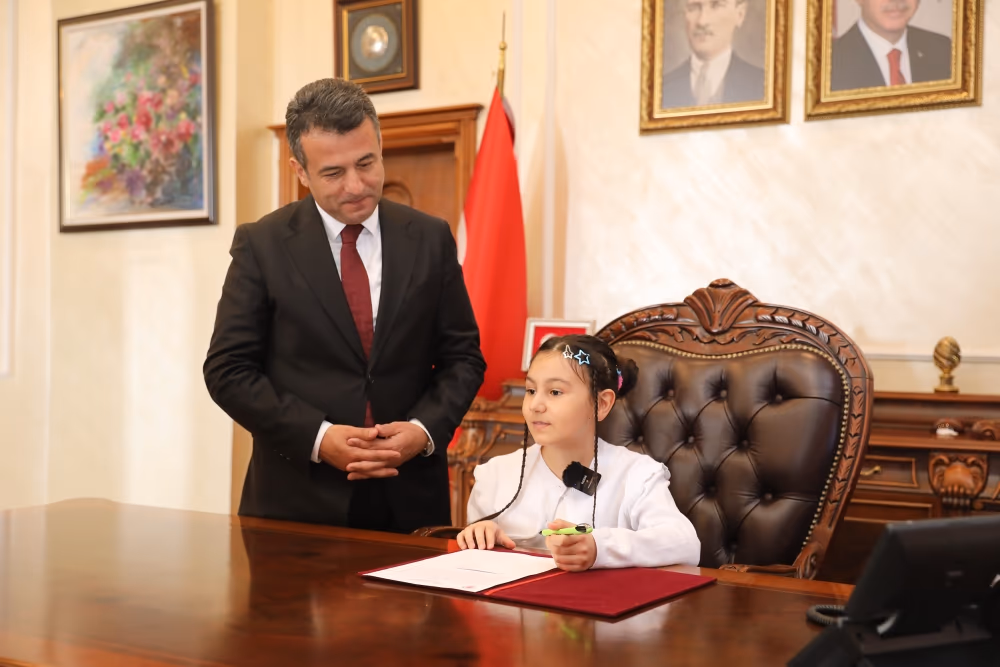 Başkan Doğan, koltuğunu çocuklara bıraktı