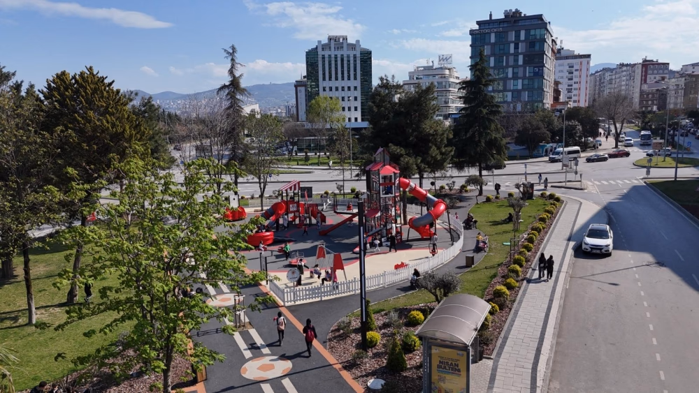 GENÇLİK PARKI YENİ YÜZÜYLE GÖZ KAMAŞTIRIYOR