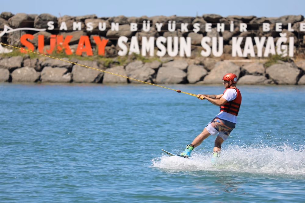 Karadeniz’deki ilk ve tek su kayağı merkezi “Sukay” sporseverleri ağırlıyor
