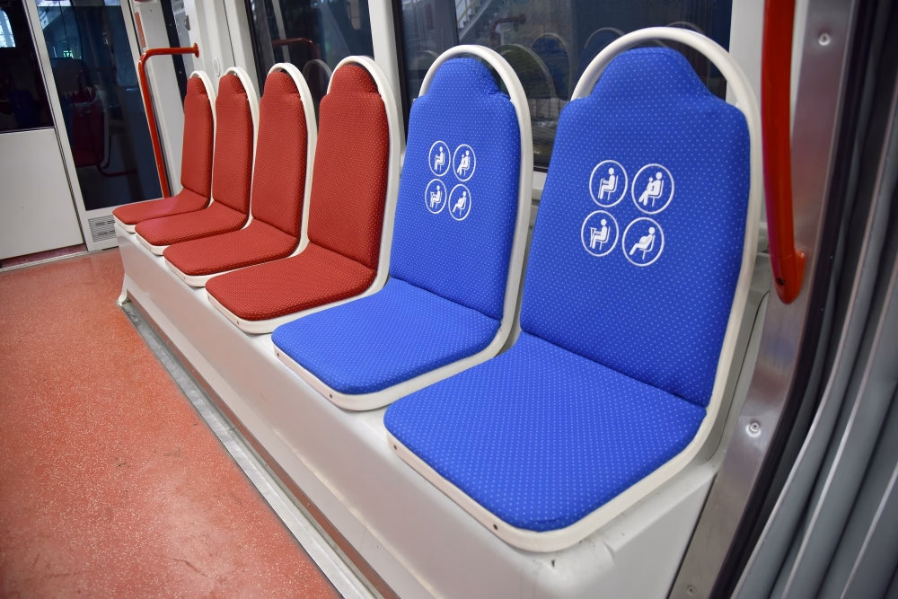 TRAMVAYLARDA KOLTUKLAR YENİLENDİ