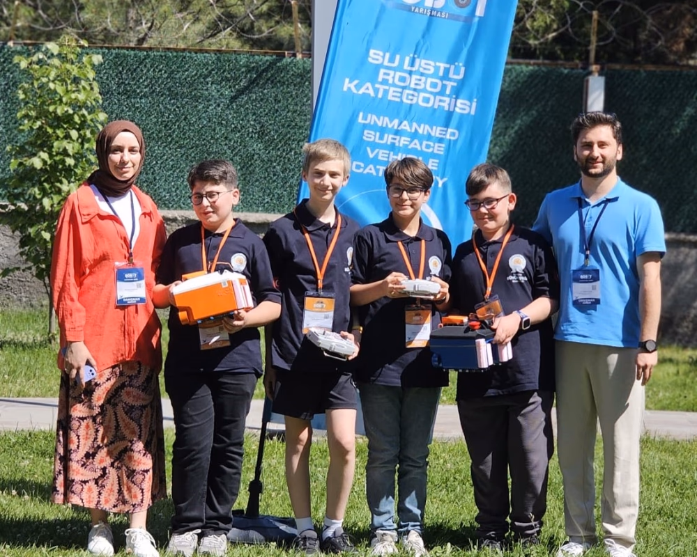 ULUSLARARASI ROBOT YARIŞMASINDA GURUR VEREN BAŞARI