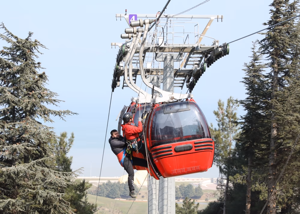 Yenilenen teleferik hattı için özel kurtarma eğitimi